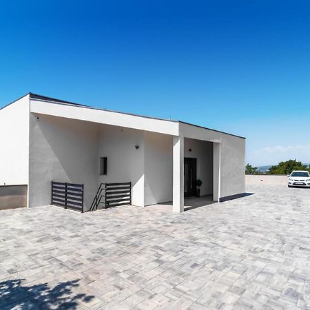Pet Friendly Home In Smrika With Kitchen المظهر الخارجي الصورة